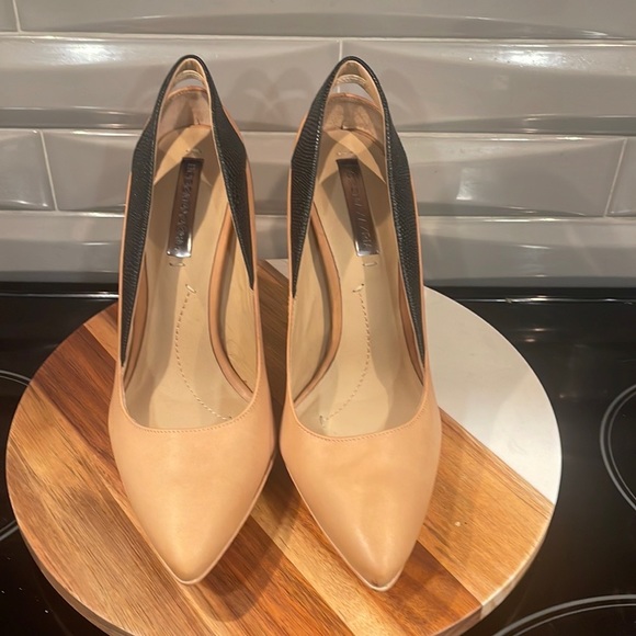 BCBG MAXAZRIA Women ama-Raine Pointed Toe Pumps Shoes - Picture 7 of 7